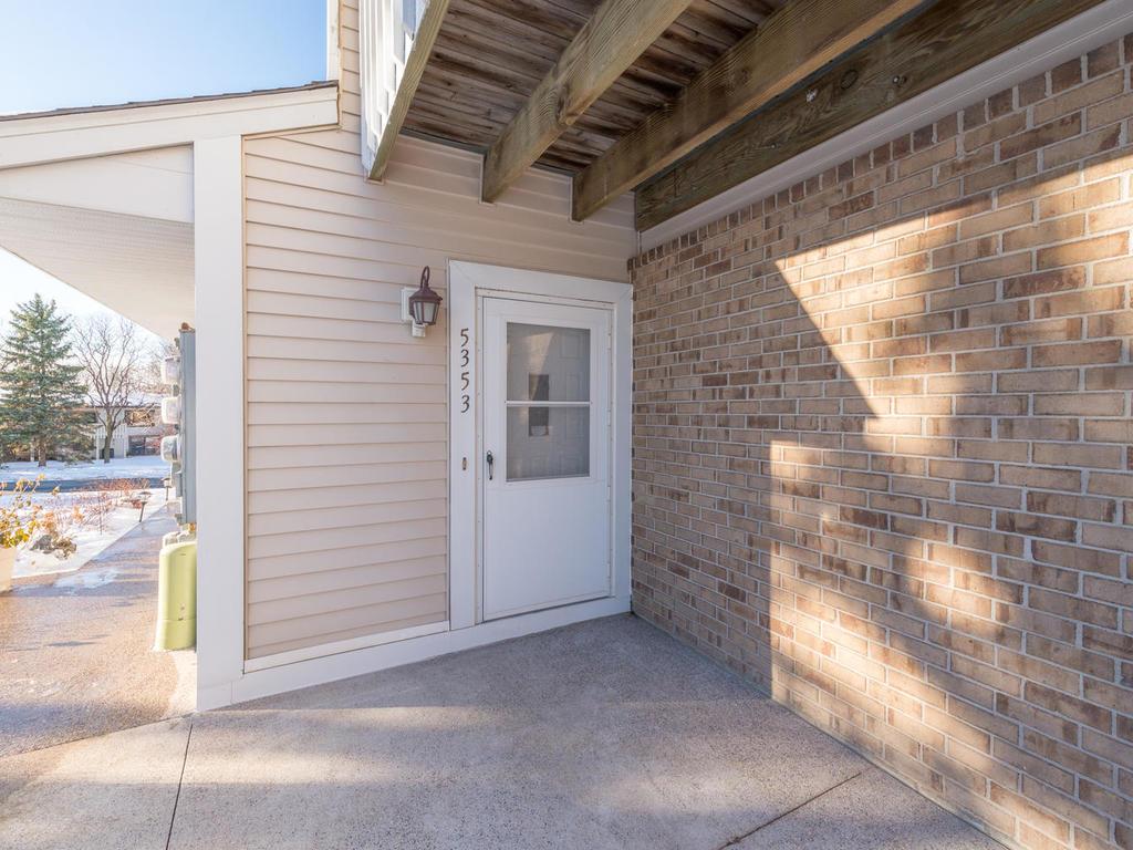 5353 Highpointe Ter, Bloomington, MN 55437 photo 1
