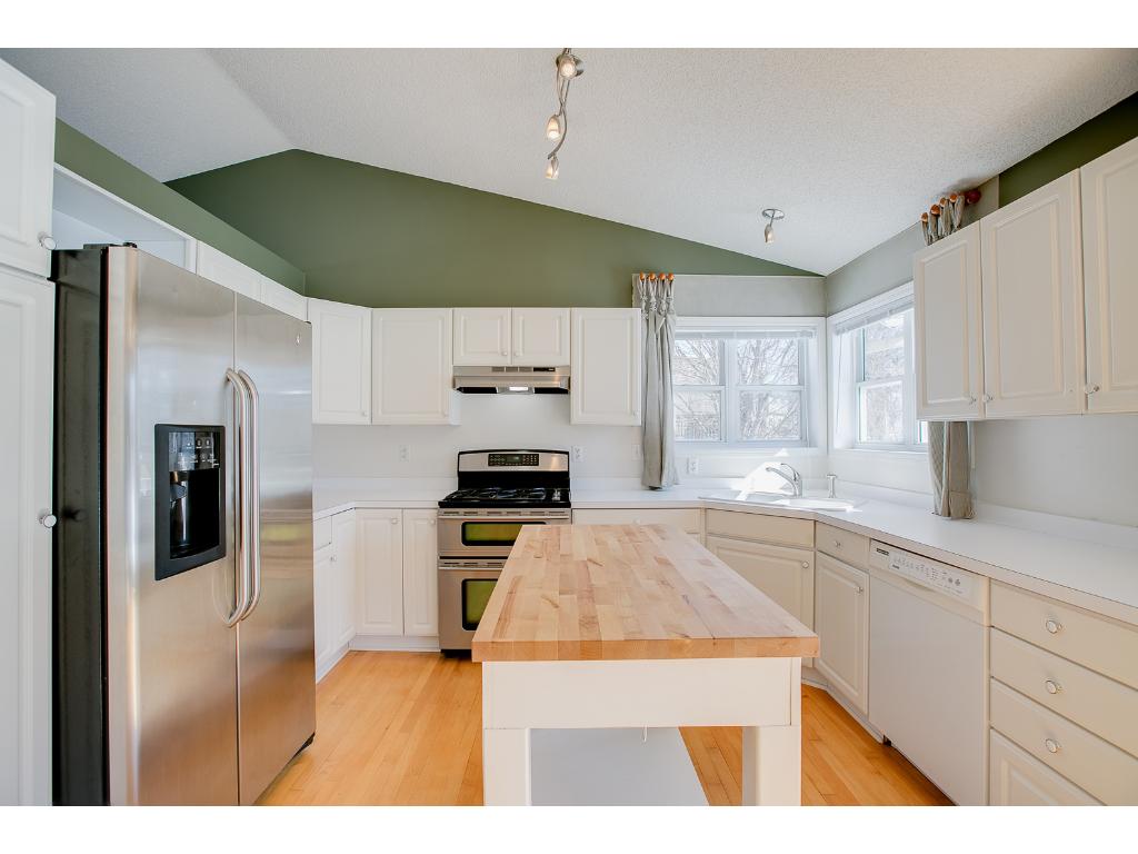 4674 Stratford Ln, Eagan, MN 55123 photo 6