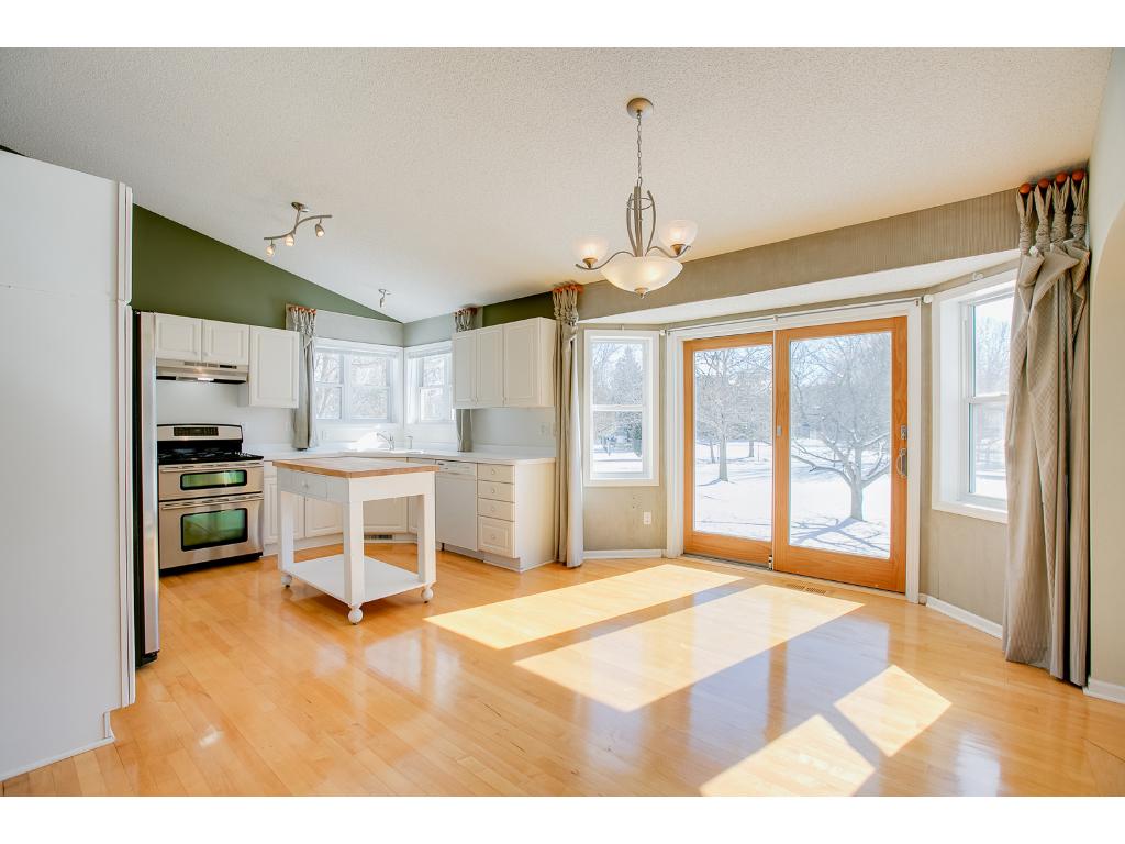 4674 Stratford Ln, Eagan, MN 55123 photo 4