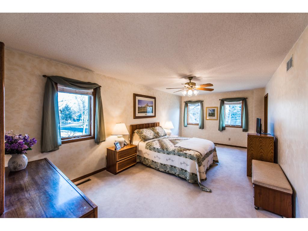 1384 Interlachen Dr, Eagan, MN 55123 photo 9