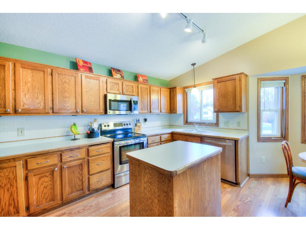 964 Kettle Creek Rd, Eagan, MN 55123 photo 2