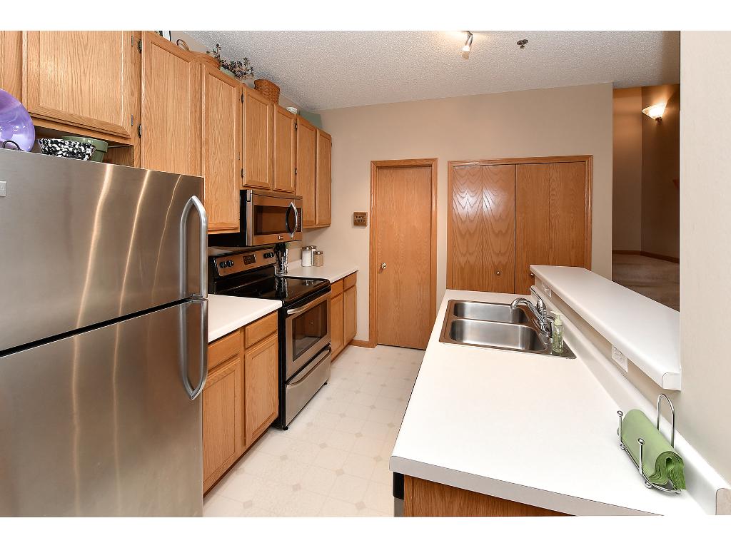 8476 Kimball Dr, Eden Prairie, MN 55347 photo 2