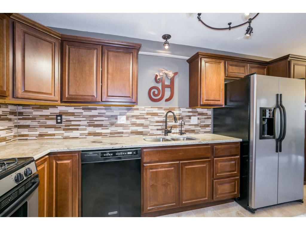 1294 Crestridge Ln, Eagan, MN 55123 photo 2