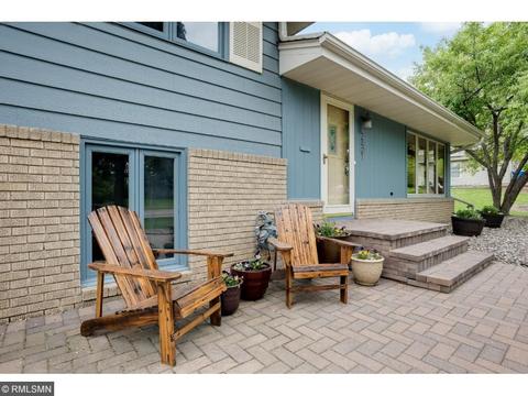 2401 Overlook Dr, Bloomington, MN 55431 photo 2