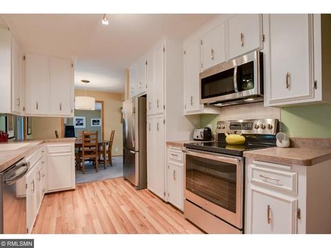 2401 Overlook Dr, Bloomington, MN 55431 photo 9