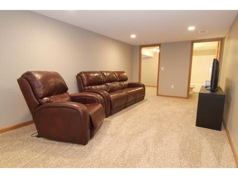 264 Walnut Ln, Apple Valley, MN 55124 photo 14