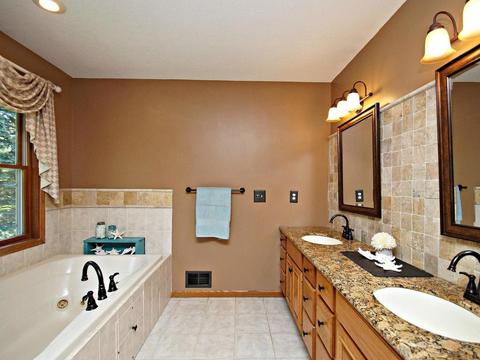 4920 Pine Ln, Eagan, MN 55123 photo 17