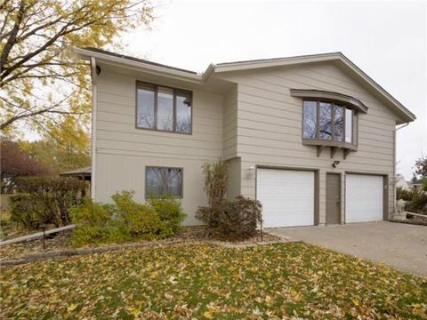 10211 Johnson Cir, Bloomington, MN 55437 photo 2