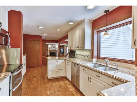 10124 Harrison Rd, Bloomington, MN 55437 photo 9