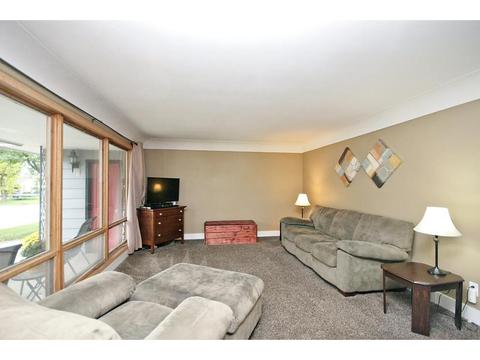 105 12th St E, Glencoe, MN 55336 photo 2