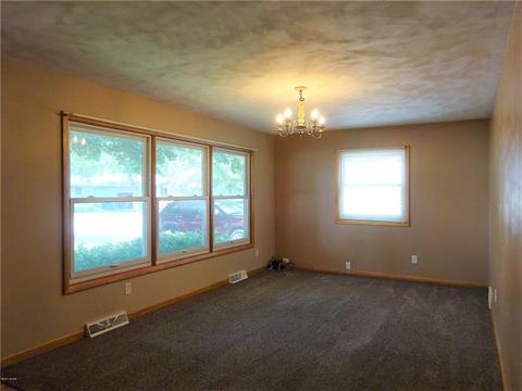 303 George St, Marshall, MN 56258 photo 2