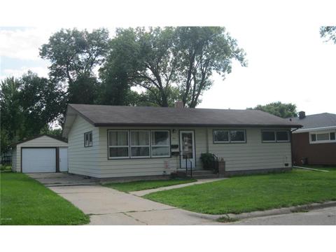 1002 Pine Ave, Marshall, MN 56258 photo 1