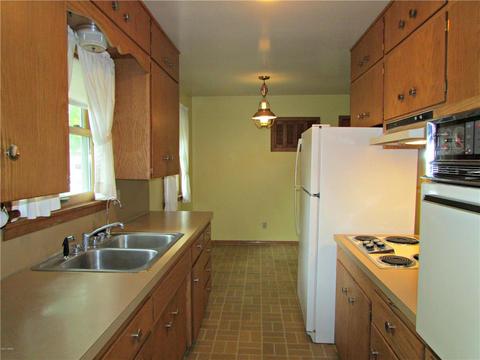 905 Pine Ave, Marshall, MN 56258 photo 2
