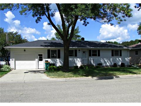 905 Pine Ave, Marshall, MN 56258 photo 1