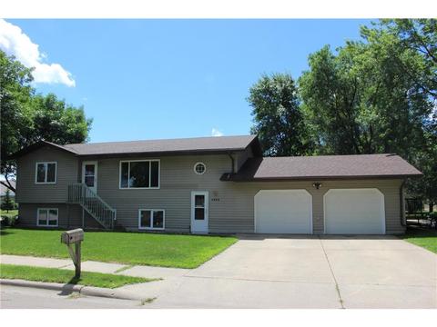 1408 Parkside Dr, Marshall, MN 56258 photo 1