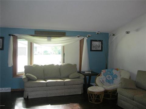 602 Lawrence St, Marshall, MN 56258 photo 2