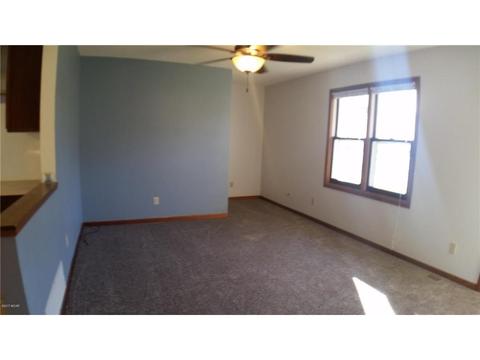 921 9 St SE, Willmar, MN 56201 photo 2
