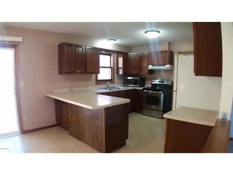 921 9 St SE, Willmar, MN 56201 photo 3