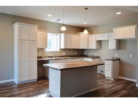 301 Brussels Ct, Marshall, MN 56258 photo 2