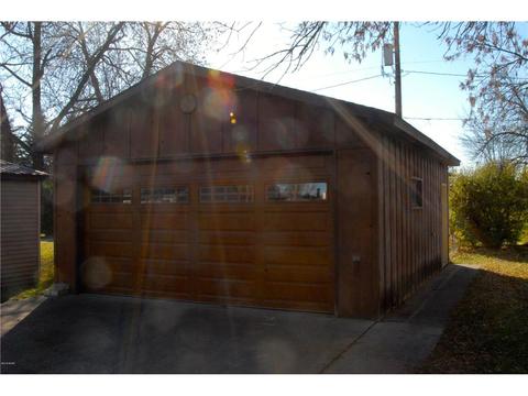 609 E Walnut Ave, Olivia, MN 56277 photo 4