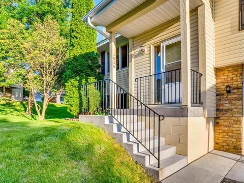 3820 Laurel Ct, Eagan, MN 55122 photo 3
