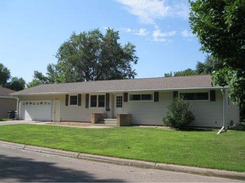 909 Pine Ave, Marshall, MN 56258 photo 1