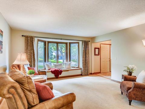1571 Ashbury Ct, Eagan, MN 55122 photo 2