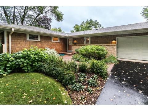 800 E 101st St, Bloomington, MN 55420 photo 3
