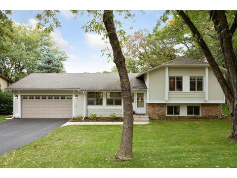 1755 Walnut Ln, Eagan, MN 55122 photo 2