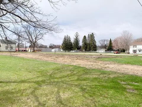 526 6th St, Gaylord, MN 55334