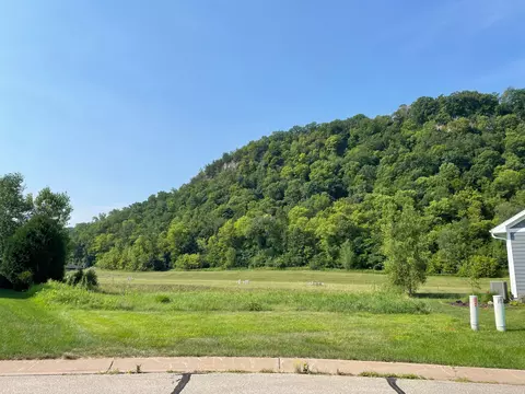 524 Cottonwood Cir, Lake City, MN 55041