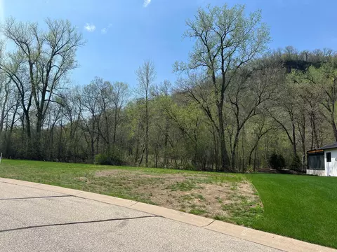 317 Grand Dr, Lake City, MN 55041
