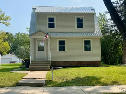 303 S 8th St, Olivia, MN 56277