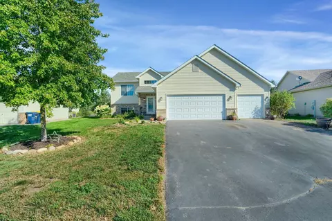 909 Cobblestone Ln, Belle Plaine, MN 56011