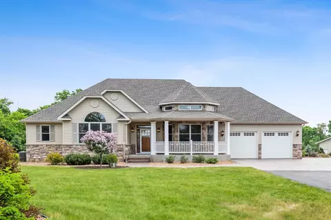 1073 Daniel Dr, Hudson, WI 54016