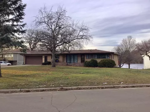 1825 Brookside Cir, Albert Lea, MN 56007