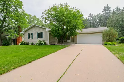 2562 Irene St, Roseville, MN 55113