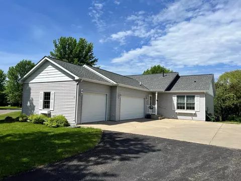 1197 Oakwood Ct NW, Hutchinson, MN 55350