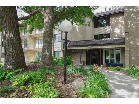 1690 Highway 36 W #220, Roseville, MN 55113