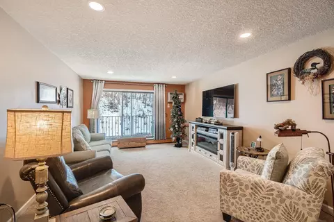 215 Barry Ave S #214, Wayzata, MN 55391
