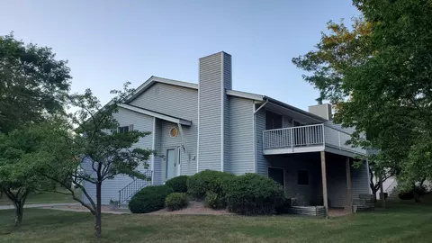 417 Upper Wood Way, Burnsville, MN 55337