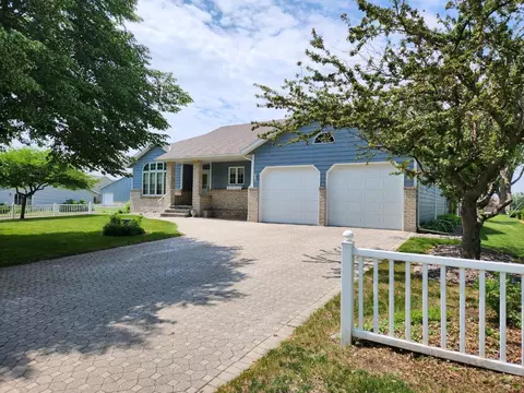 670 S 10th St, Bird Island, MN 55310