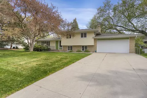 2164 Rosewood Ln N, Roseville, MN 55113