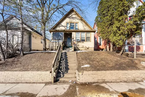 855 4th St E, Saint Paul, MN 55106