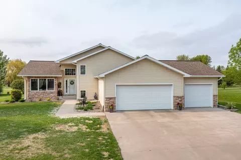 520 Spruce Ln, Crookston, MN 56716