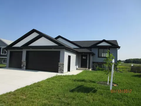 2009 Elk Run Dr SE, Pine Island, MN 55963