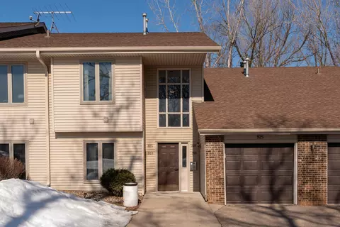 919 Oakwood Heights Cir #4, Eagan, MN 55123
