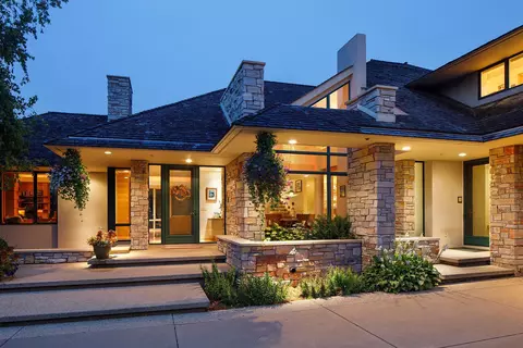 8983 Avila Cv, Eden Prairie, MN 55347