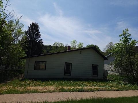 415 E Oak St, Glenwood City, WI 54013