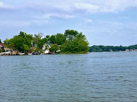 2001 Arbor Ln, Mound, MN 55364